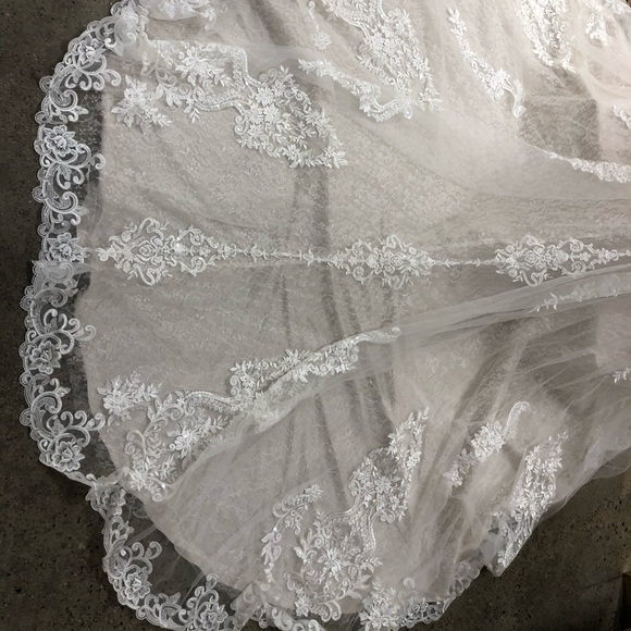 Martina Liana Wedding Gown - Picture 4 of 10